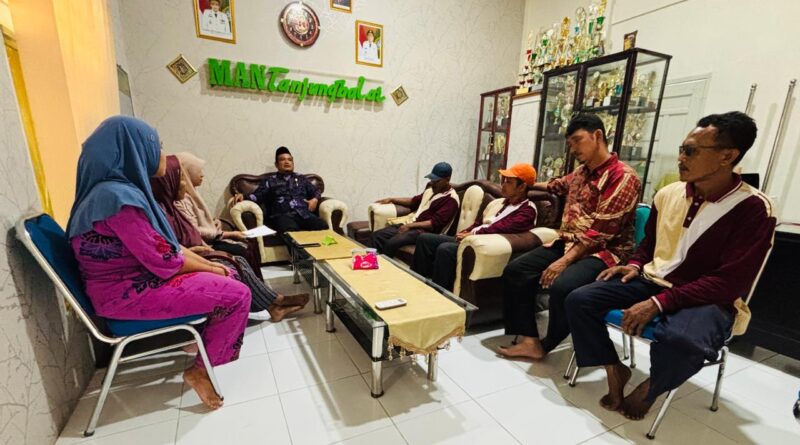 Wujudkan Lingkungan Sehat, Kepala MAN Tanjungbalai Kumpulkan Petugas Kebersihan dan Tim Sarpras